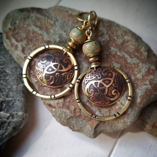 boucles oreilles celtique triskel laiton gravé perle orange vert Bijoux artisan atelier Normandie Katjoubi (2)