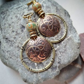 boucles oreilles celtique triskel laiton gravé perle orange vert Bijoux artisan atelier Normandie Katjoubi (4)